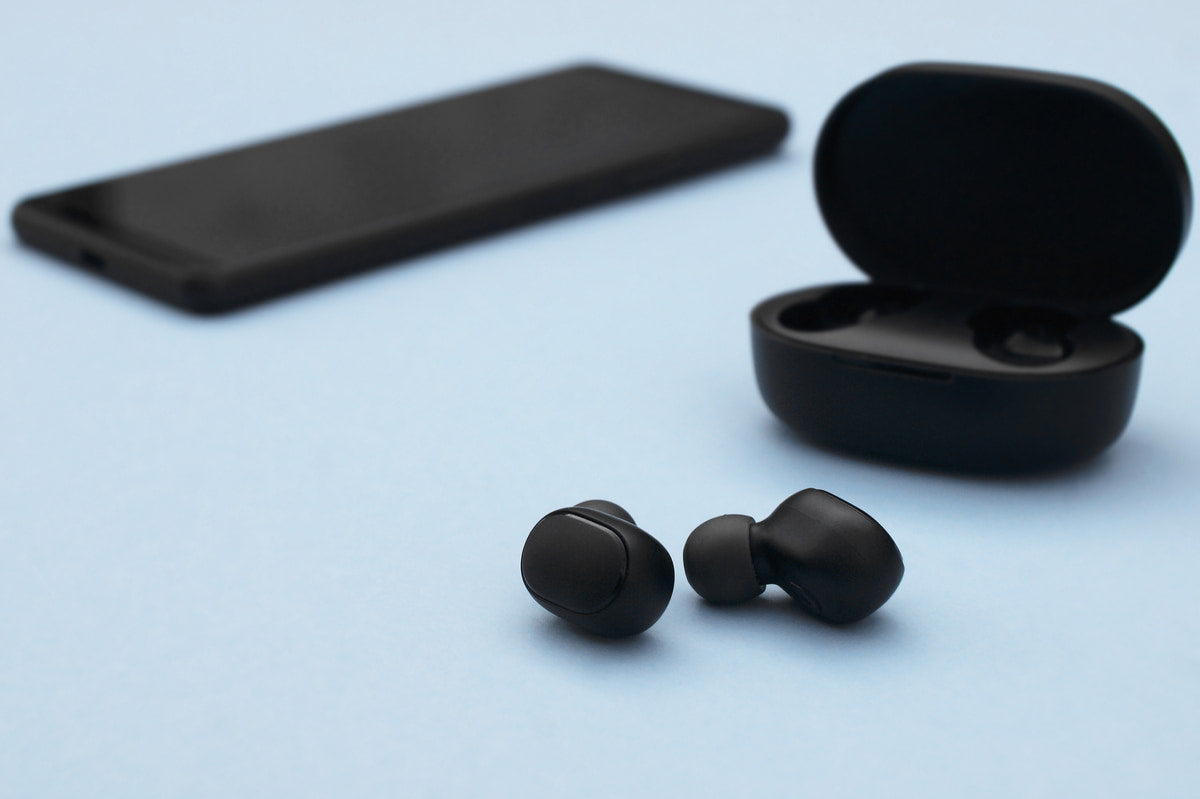 Can wireless earbuds connect to multiple devices simultaneously?